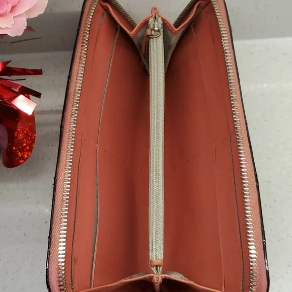 CHANEL shiny patent/quilted leather wallet - Picture 6 of 10